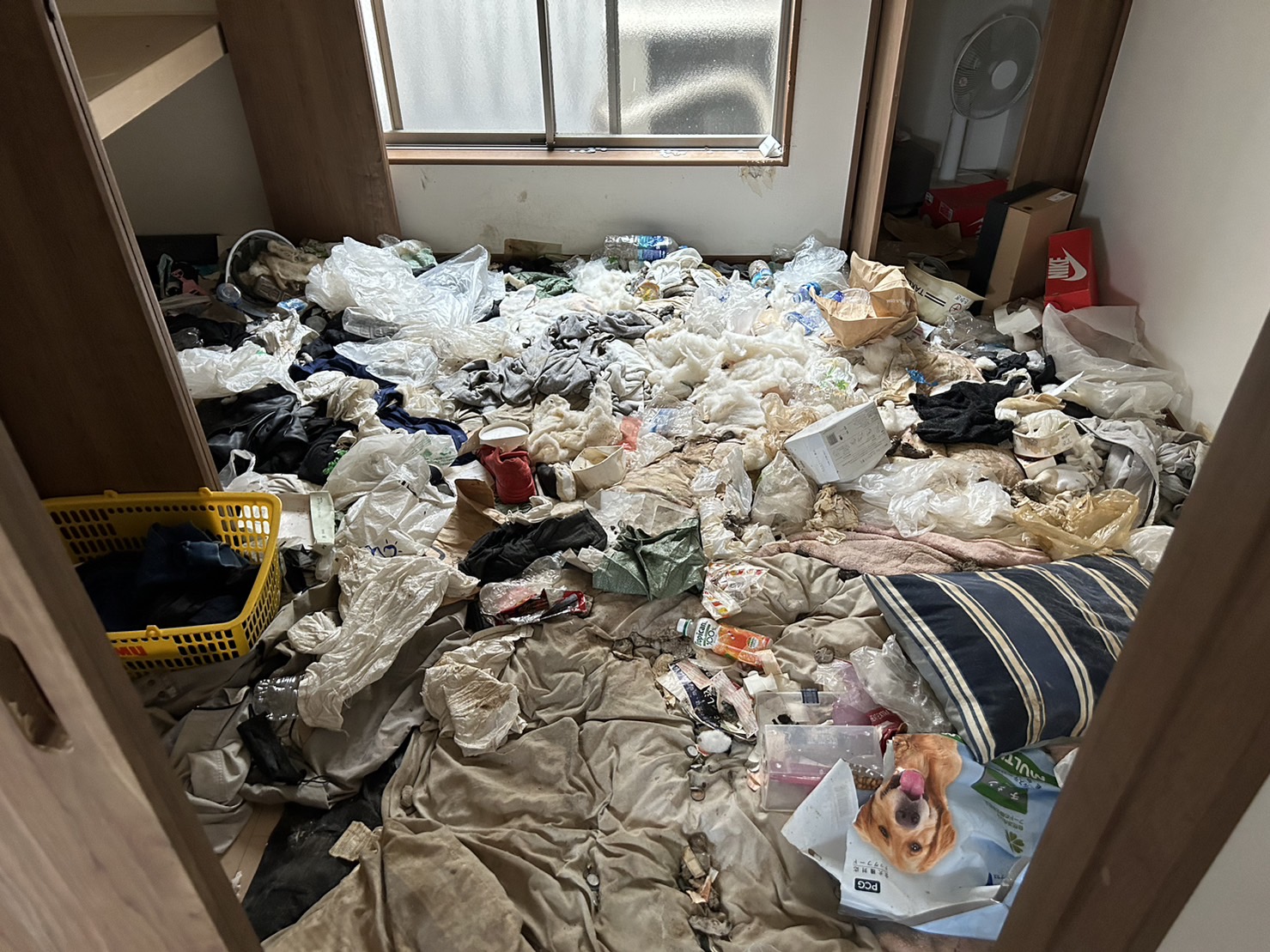 大阪市此花区にて　ペットの糞尿の清掃・洗浄作業をおこなってまいりました　ご両親より「息子の部屋がすごい事になっているんです」とご相談いただきました