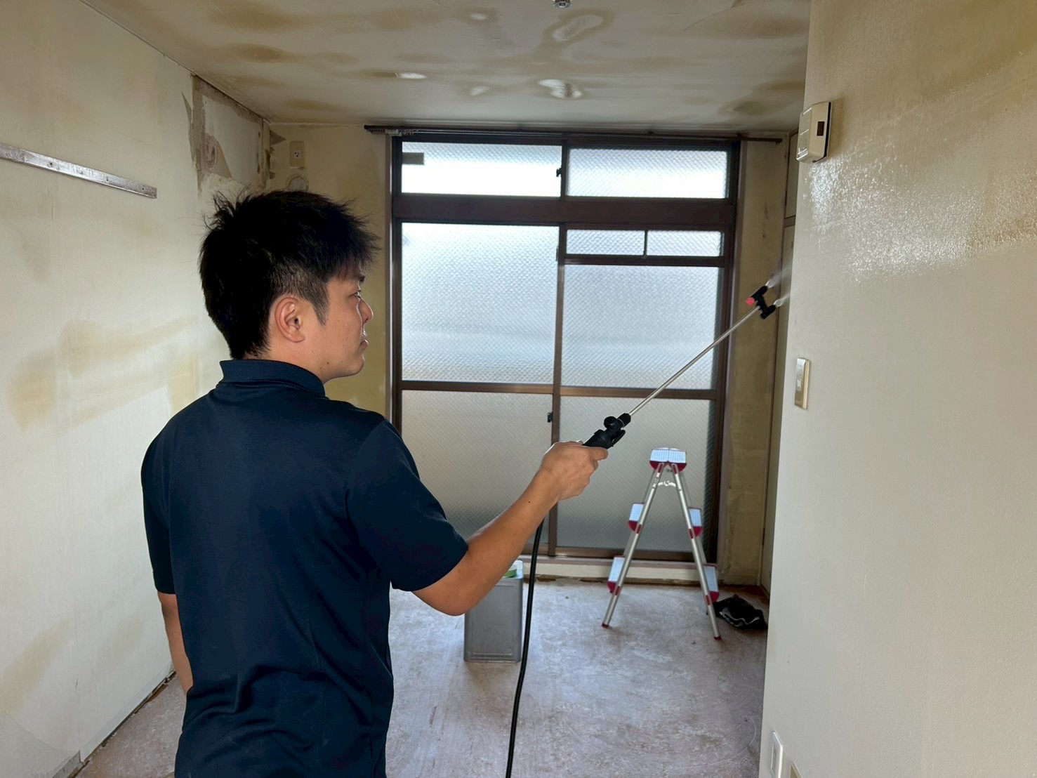 【東大阪市・孤独死清掃事例】遺品整理と床下除菌で完全消臭|安全な特殊清掃