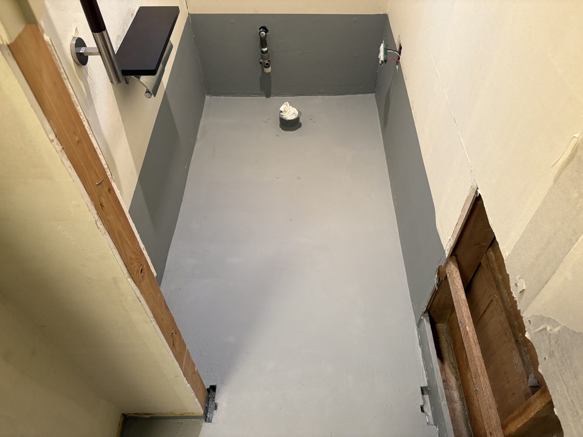 【大阪市天王寺区・特殊清掃事例】8/19 トイレで孤独死・死後1ヶ月経過｜広範囲の体液汚染を除菌・消臭