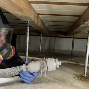 床下の洗浄　作業中