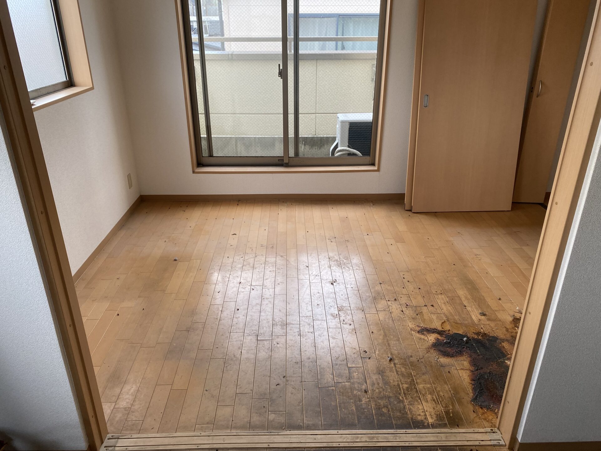【神戸市東灘区・孤独死特殊清掃事例】2026年6月　体液が床面・壁面ボードまで浸透した現場を3日間で特殊清掃・消臭