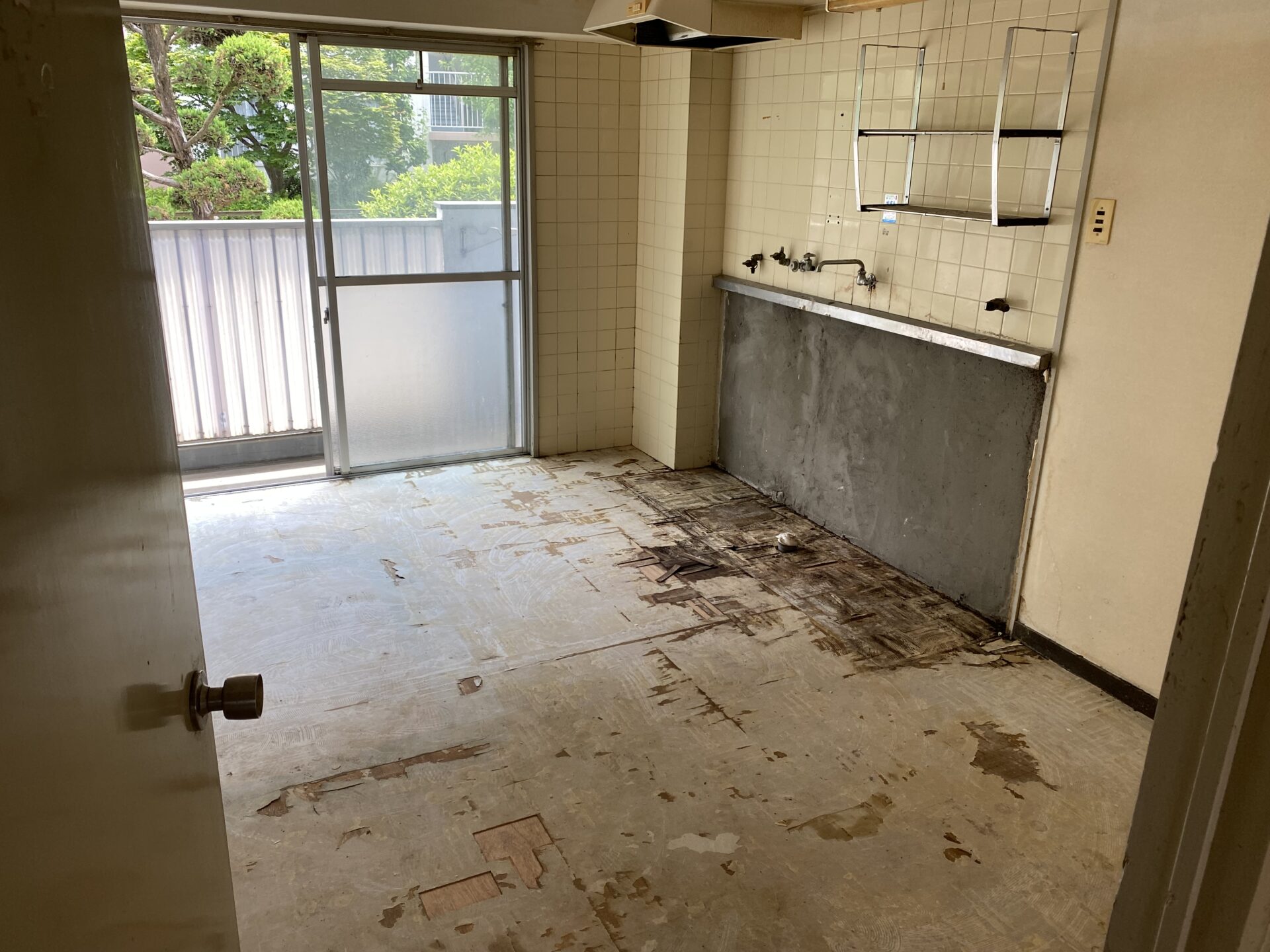 【大阪府箕面市・孤独死特殊清掃・遺品整理事例】2026年6月　腐敗臭・カビ臭・ゴミ臭が混在した2LDKを5日間で清掃・消臭