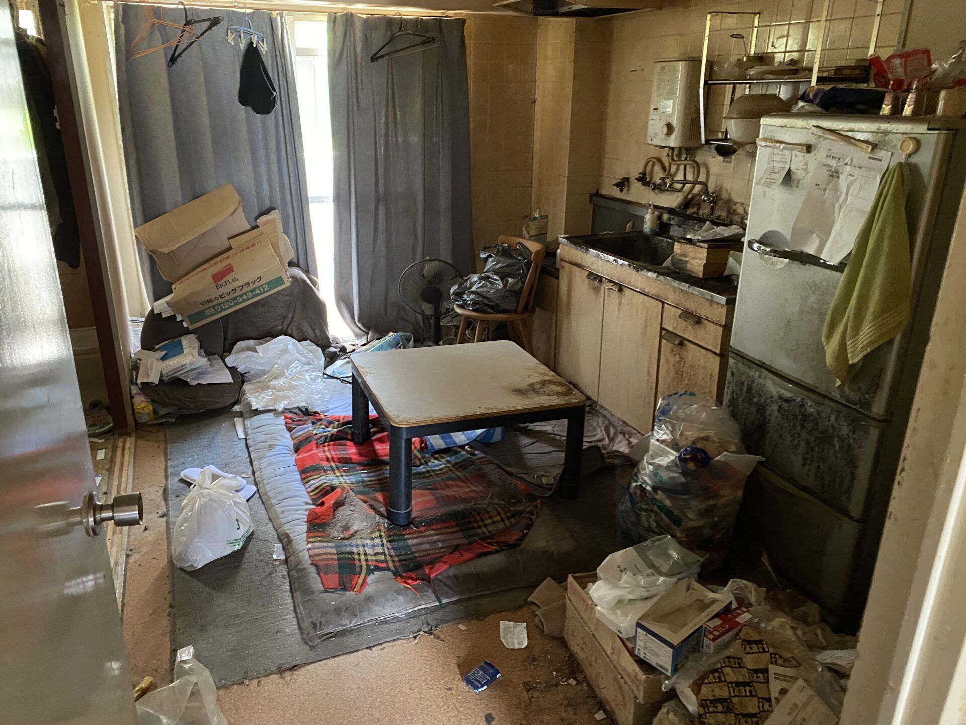 【大阪府箕面市・孤独死特殊清掃・遺品整理事例】2026年6月　腐敗臭・カビ臭・ゴミ臭が混在した2LDKを5日間で清掃・消臭