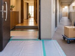 通行経路を確保し、床を保護したマンションの共用廊下