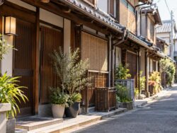 隣接する住まいと通路の位置が分かる、落ち着いた長屋の外観