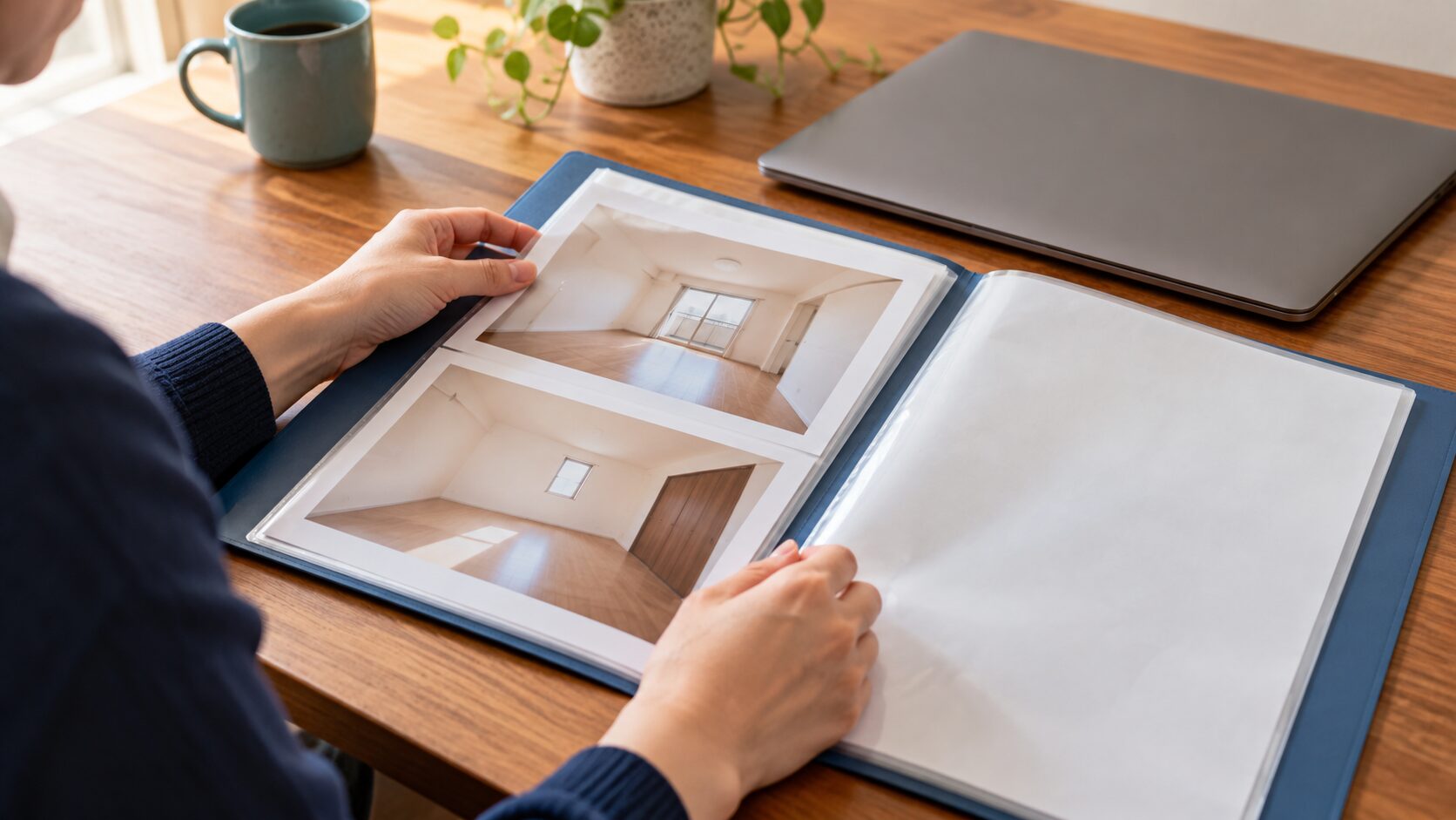 作業写真の共有範囲を確認するため、資料を整理する手元