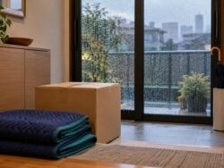 雨の日の玄関で、濡らさず搬出する準備を整えたイメージ